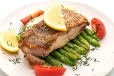 Beyaz arka plan üzerinde izole vagetable ile biftek ızgara balığı balık