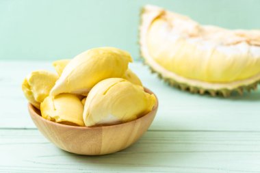 Ahşap zemin üzerinde taze Durian meyvesi