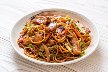tavada kızartılmış yakisoba noodle pork - Asya gıda tarzı ile