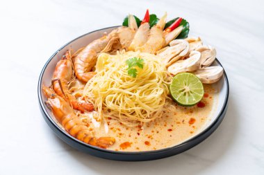 Baharatlı karides spagetti makarna (Tom Yum Goong) - İtalyan Füzyon gıda tarzı