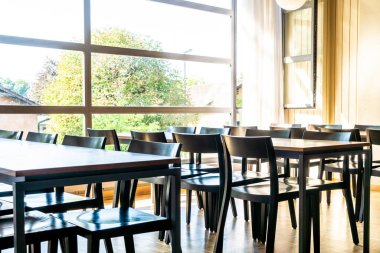 Boş masa ve sandalye restoranda