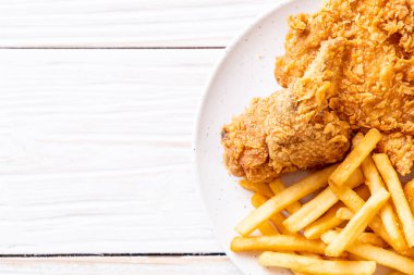 Kızarmış tavuk, patates kızartması ve nugget yemeği. Abur cubur ve sağlıksız yemek.