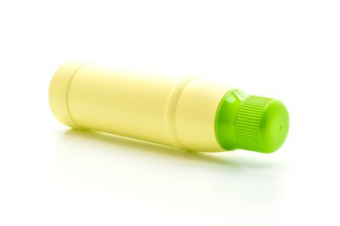 Plastik deterjan kutusu beyaz arkaplanda izole edildi