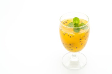 Beyaz arka planda izole edilmiş taze ve buzlu meyve suyu.