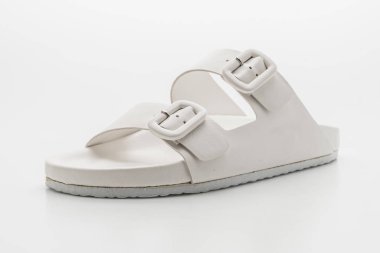 Kadınlar beyaz arka plan üzerinde izole sandalet deri