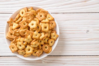 Kahveli bisküvi krakeri.