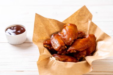 Barbekü tavuk kanadı sosu ile