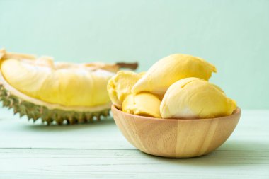 Ahşap zemin üzerinde taze Durian meyvesi