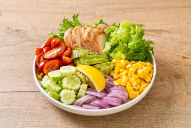 Tavuk göğsü - sağlıklı gıda tarzı ile sağlıklı salata kasesi