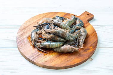 kesme tahtası üzerinde taze mavi karides