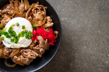 Yumurtalı domuz pirinci kasesi (Donburi) - Japon yemeği tarzı.