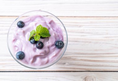 Taze yaban mersinli ev yapımı yoğurt