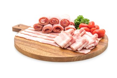 Dilimlenmiş domuz pastırması beyaz arka planda izole edilmiş.