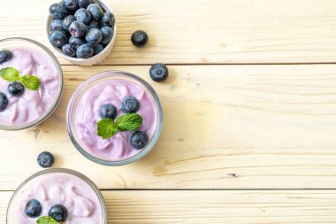 Taze yaban mersinli ev yapımı yoğurt