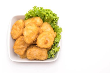 Beyaz arka plan üzerinde izole soslu tavuk nuggets