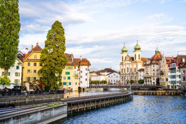 Tarihi kent merkezi, Lucerne (Luzern) İsviçre'deki ünlü Şapel Köprüsü ile.