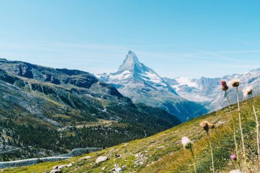 İsviçre, Zermatt 'taki Matterhorn zirvesi manzaralı güzel bir dağ manzarası..