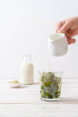 Matcha yeşil çay buzlu cam sütlü