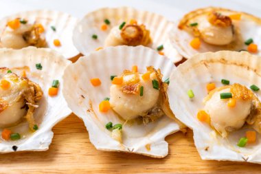 Kızarmış deniz tarağı, tereyağı ve sarımsak.