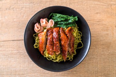 sebze erişte - Asya gıda tarzı ile kızarmış ördek