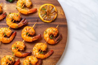 Limon - deniz ürünleri tarzı ile ızgara kaplan karides şiş