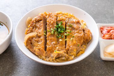 Kızarmış domuz pirzolası kasesi (Katsudon) - Japon yemek tarzı