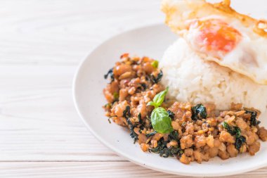 fesleğen pilav ve kızarmış yumurta - Tay geleneksel gıda tarzı ile tavada kızartılmış domuz eti