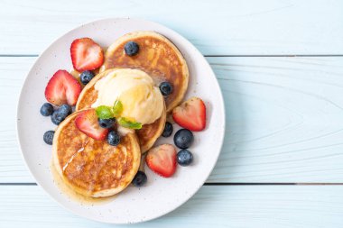 Yabanmersinli gözleme, çilek, bal ve vanilyalı dondurma.
