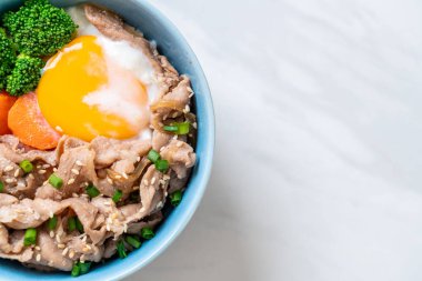 Donburi, domuz eti Pilav kasesi onsen yumurta ve sebze - Japon gıda tarzı