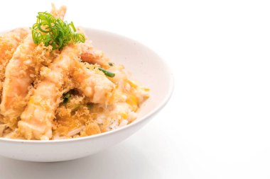 Beyaz arka plan üzerinde izole tepesinde ekmek kapısı üzerinde kızarmış karides tempura