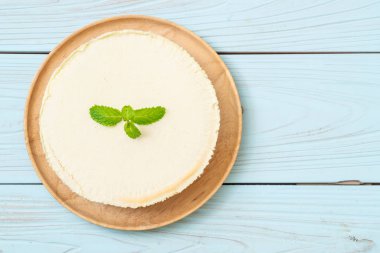 Ahşap zemin üzerine nane ile ev yapımı cheesecake