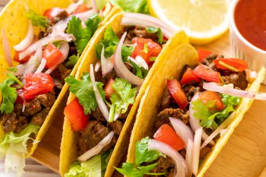 Meksika usulü et ve sebzeli taco.