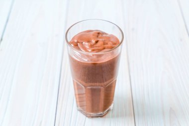 çikolata smoothies milkshake ahşap arka plan üzerinde