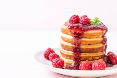 Taze ahududu ve frambuaz sos ile gözleme