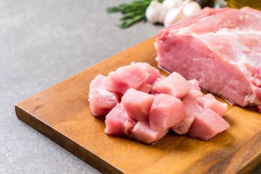 taze domuz ham filetosu ahşap tahta üzerinde