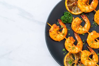 Limon - deniz ürünleri tarzı ile ızgara kaplan karides şiş