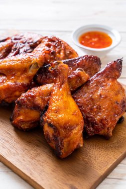 Masada ızgara ve ızgara tavuk.