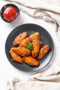 Beyaz susamlı ızgara tavuk kanadı.