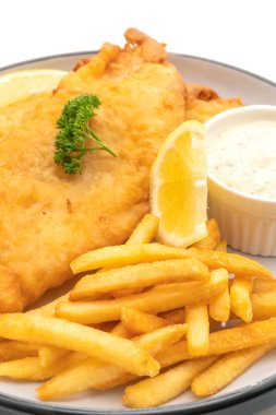 Balık ve cips beyaz arka plan üzerinde izole patates kızartması ile