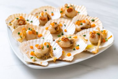 Kızarmış deniz tarağı, tereyağı ve sarımsak.