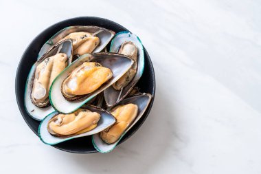 üzerinde siyah kase taze midye