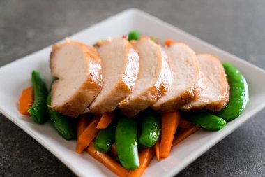 Yeşil bezelye ve havuç tablo ile ızgara tavuk