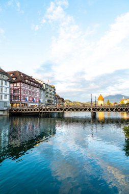 Luzern, İsviçre - 28 Ağustos 2018: Görünüm Luzern city, nehir Reuss eski bina, Luzern, İsviçre, Europe ile.