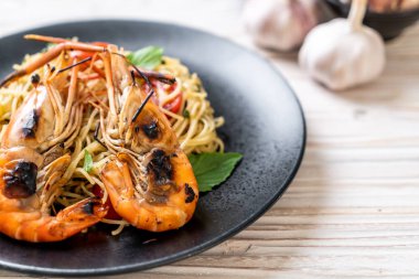 ızgara karides ve domates - İtalyan Füzyon gıda tarzı ile tavada kızartılmış spagetti