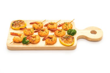 Beyaz arka plan üzerinde izole limon ile ızgara kaplan karides şiş