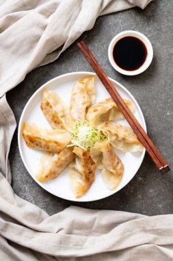 Japon gyoza 'sı ya da soya soslu hamur tatlısı.