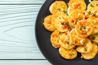 Sahanda yumurta yumuşak tofu sarımsak - sağlıklı, vegan ve sebze gıda tarzı