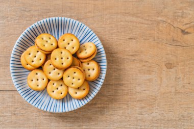 Hindistan cevizli bisküvi ve ananas reçeli.