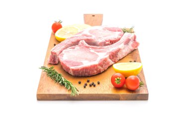 Beyaz arka plan üzerinde izole pirzola çiğ