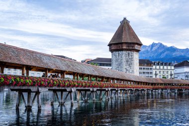 Tarihi kent merkezi, Lucerne (Luzern) İsviçre'deki ünlü Şapel Köprüsü ile.